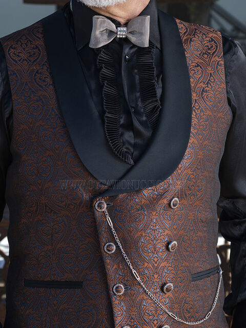 Gilet doppiopetto con tessuto broccato marrone con disegno medaglione, rever sciallato in raso nero