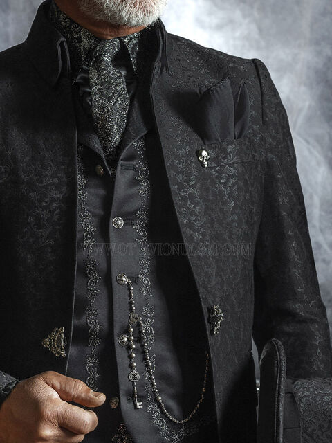 Gilet in raso nero con ricamo sul davanti nero-argento e contrasti di tessuto damascato nero