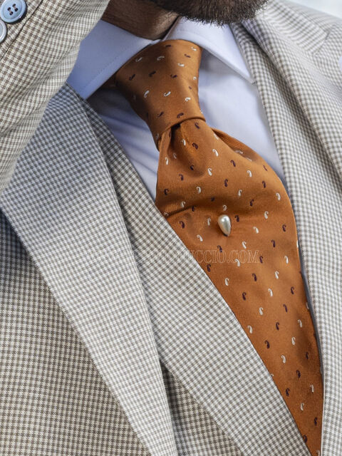 Cravatta in seta jacquard marrone con piccoli disegni cashemere